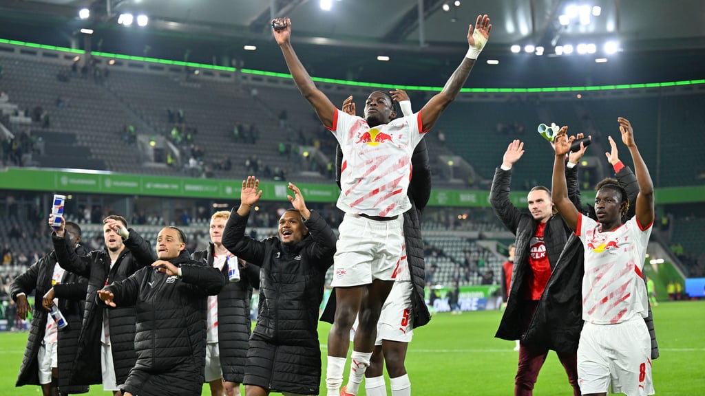 RB Leipzig feiert den Sieg beim VfL Wolfsburg.