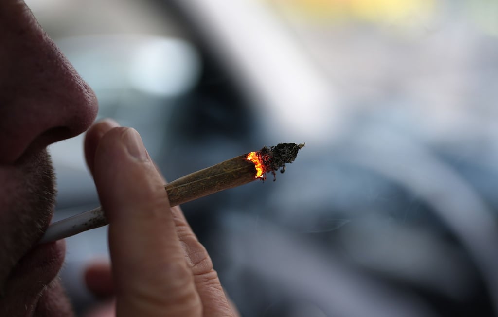 Der gleichzeitige Konsum von Cannabis und Alkohol birgt erhöhte Unfallrisiken im Straßenverkehr, sagen Mediziner. (Symbolfoto)