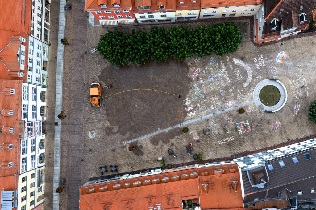 Vor der AfD-Kundgebung am Freitagabend: Schon am frühen Morgen begannen Mitarbeiter des Naumburger Bauhofes mit dem Entfernen der bunten Bilder und Schriftzüge.