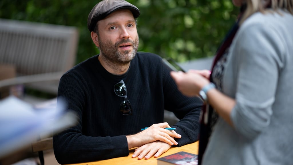 Der Autor Marc-Uwe Kling ist nach eigenen Angaben trotz seiner Erfolge immer noch eher sparsam. (Archivbild)