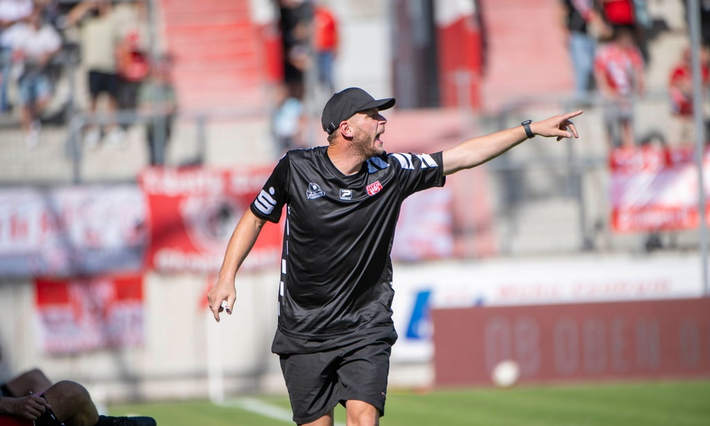 HFC-Trainer Robert Schröder fordert von seiner Mannschaft, in Zwickau robust dagegenzuhalten.