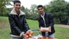 Mohammed Amin Haji (links) und Mohammad Ayoub waren bei dem gesamten Apfelsaftprojekt dabei. Vom Pflücken bis zum fertigen Saft haben die zwei beim Entstehungsprozess geholfen und sind stolz auf den leckeren Apfelsaft.