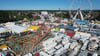 Rund 250 Buden und Fahrgeschäfte sind auf dem 418. Kramermarkt in Oldenburg aufgebaut.