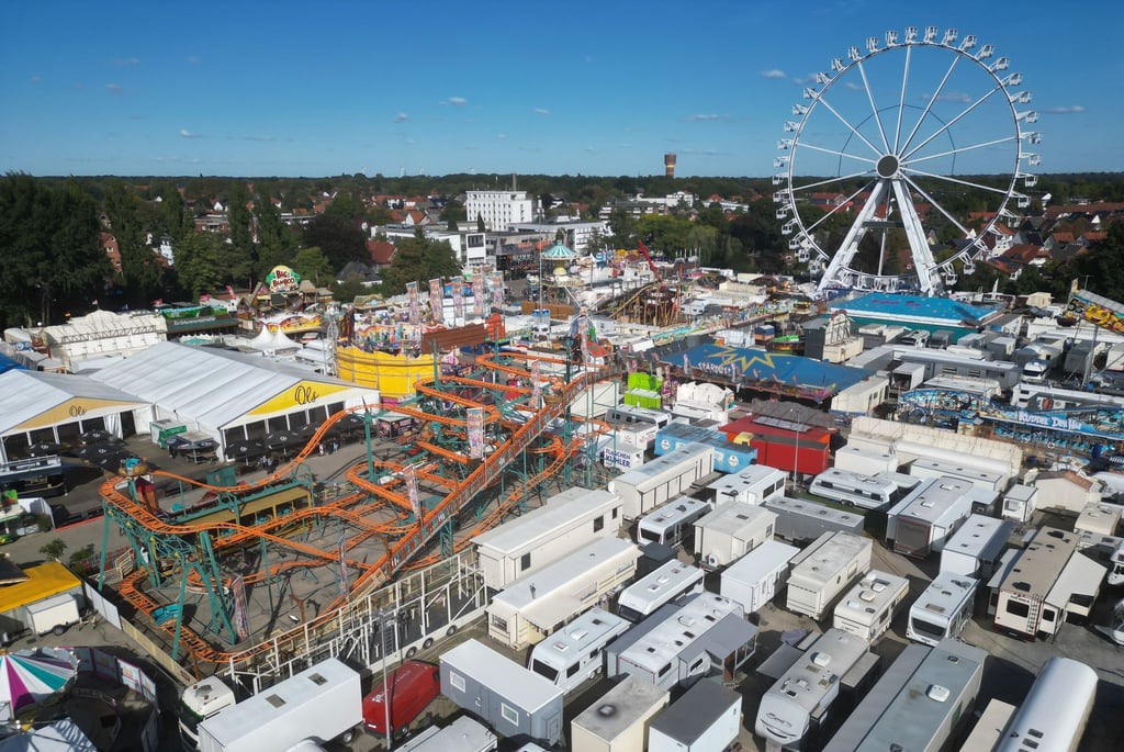 Rund 250 Buden und Fahrgeschäfte sind auf dem 418. Kramermarkt in Oldenburg aufgebaut.