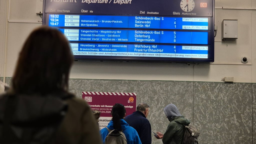 Es geht fast nichts mehr am Freitagabend, 26. September, am Hauptbahnhof in Stendal. Züge fallen aus oder verspäten sich.