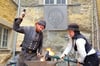 Kunstschmied Sebastian aus der Nähe von Augsburg schmiedet am offenen Feuer gemeinsam mit Tischlerin Insa einen neuen Ausleger für die Hofleuchte, die über dem Eingang des einstigen Bierkellers im Großen Schloss Blankenburg hängt.