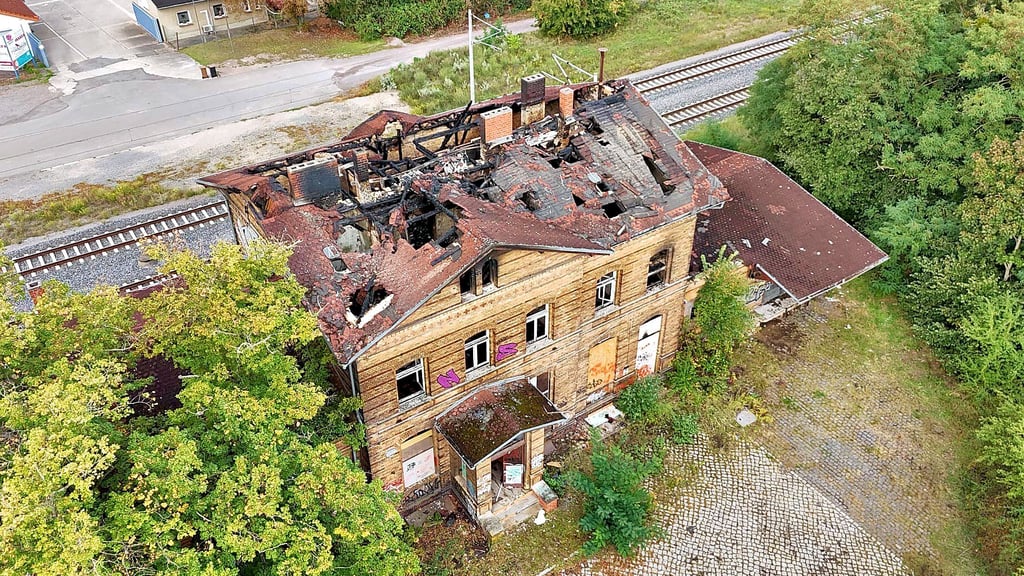 Der alte Bahnhof in Raguhn brannte in der Nacht zum Donnerstag aus. In unmittelbarer Nähe wurde die Verdächtigen festgenommen.