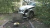 Infolge eines Ausweichmanövers durchbrach das Auto die Hecke eines Friedhofs.