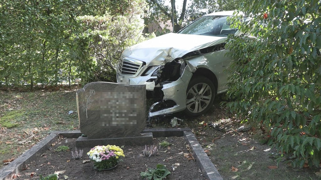 Infolge eines Ausweichmanövers durchbrach das Auto die Hecke eines Friedhofs.