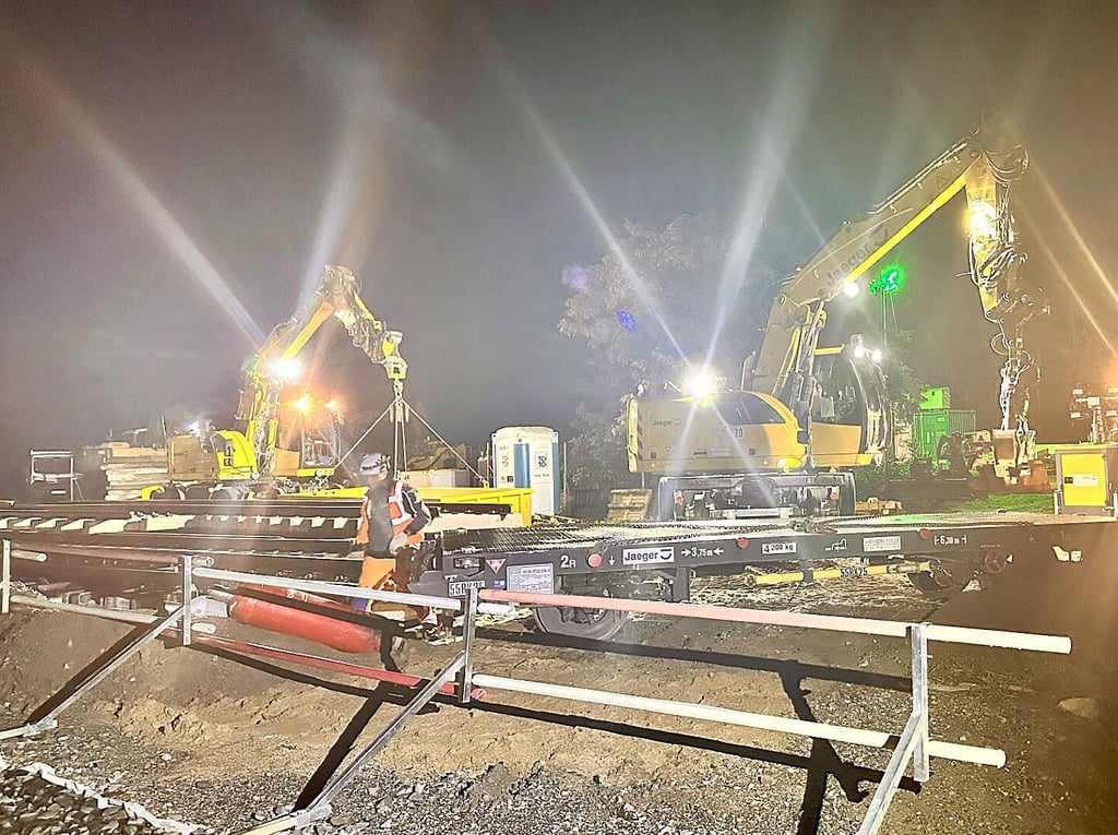 Arbeiten im Scheinwerferlicht: In der Nacht zum Freitag ging es auf der Baustelle bei Wörmlitz los.