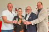 Claus Günther (von links), Grit Matz, Jens Sips und Martin Stichnoth stoßen bei der Eröffnung aus gutes Gelingen der neuen Schule an.