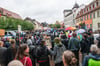 Naumburg am frühen Freitagabend: die AfD-Kundgebung auf dem Holzmarkt, die Gegendemo zeitgleich auf dem Boulevard. 