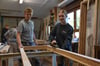 Isabelle Dunkelberg mit ihrem Ausbilder Karsten Pieper in der gleichnamigen Tischlerei in Ahlum.