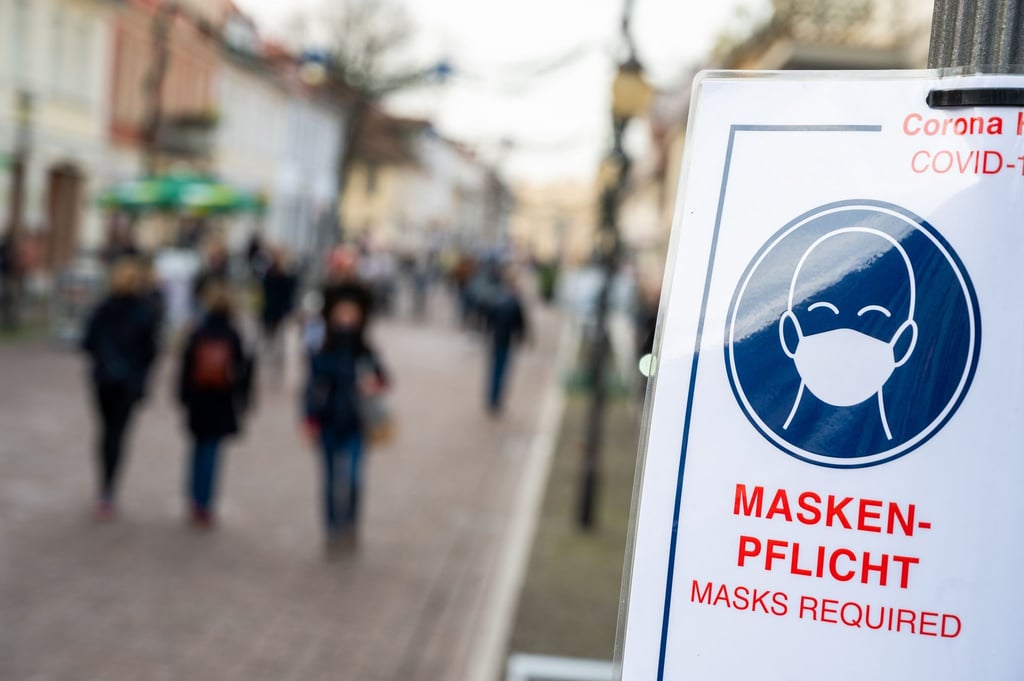Das Verfassungsgericht Brandenburg hat über frühere Corona-Regeln zur Maskenpflicht entschieden. (Archivbild)