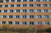 Die auffällige Aluminium-Fassade zieht sich vom Boden bis zum Dach der einstigen Stasi-Zentrale in Halle-Neustadt.    