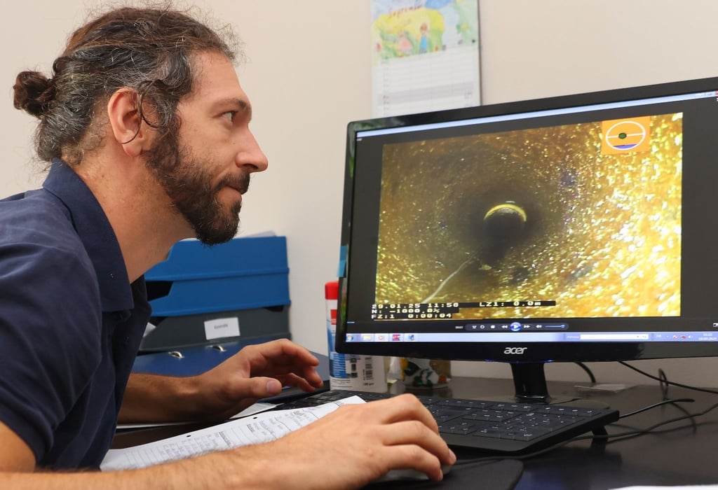 Alles in Ordnung? Firmenchef Sebastian Kade wertet am Rechner Kamerabilder aus einem Kanal aus.