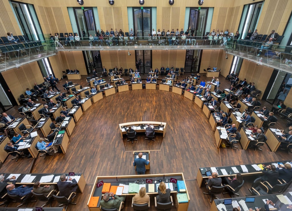 Die Länder fordern in ihrem gemeinsamen Antrag, dass Strukturschwächen behoben, Entwicklungschancen angeglichen und gleichwertige Lebensverhältnisse geschaffen werden.