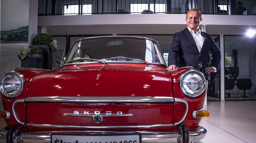 Thomas Peckruhn hat sein Leben den vier Rädern gewidmet. Er selbst besitzt über 15 Oldtimer – darunter auch einige Skodas.