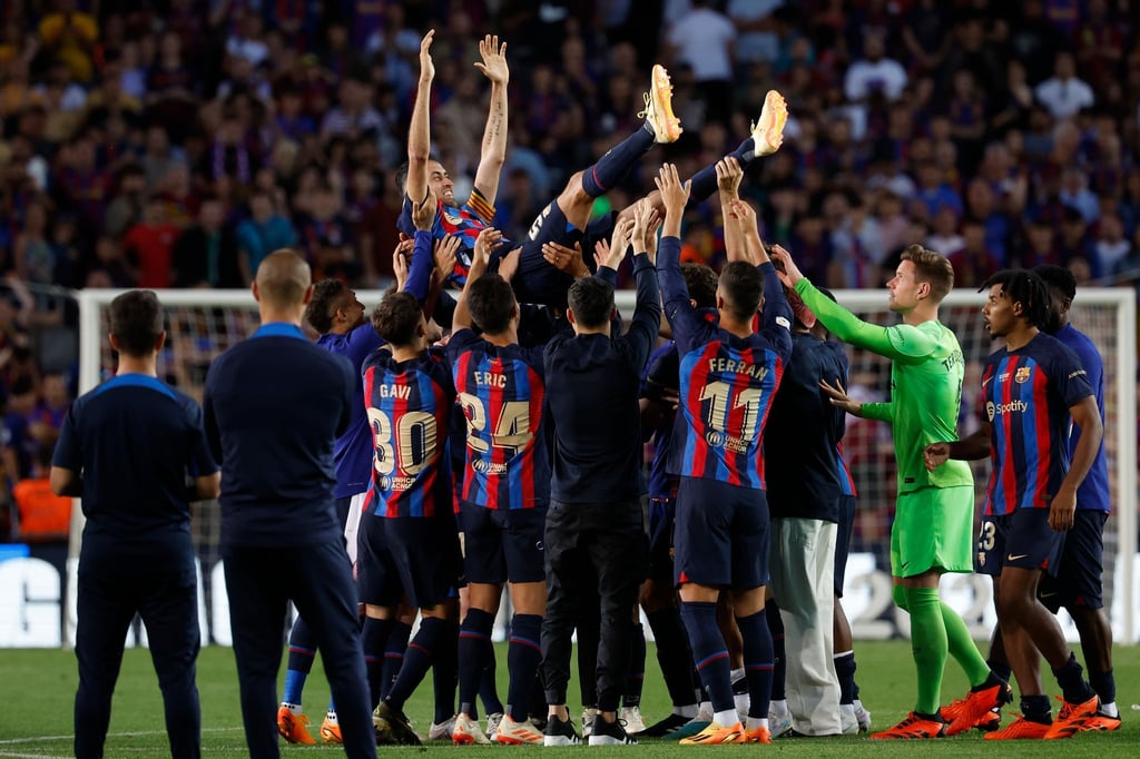 Der FC Barcelona ist sein Herzensclub: Sergio Busquets (Mitte). (Archivbild)