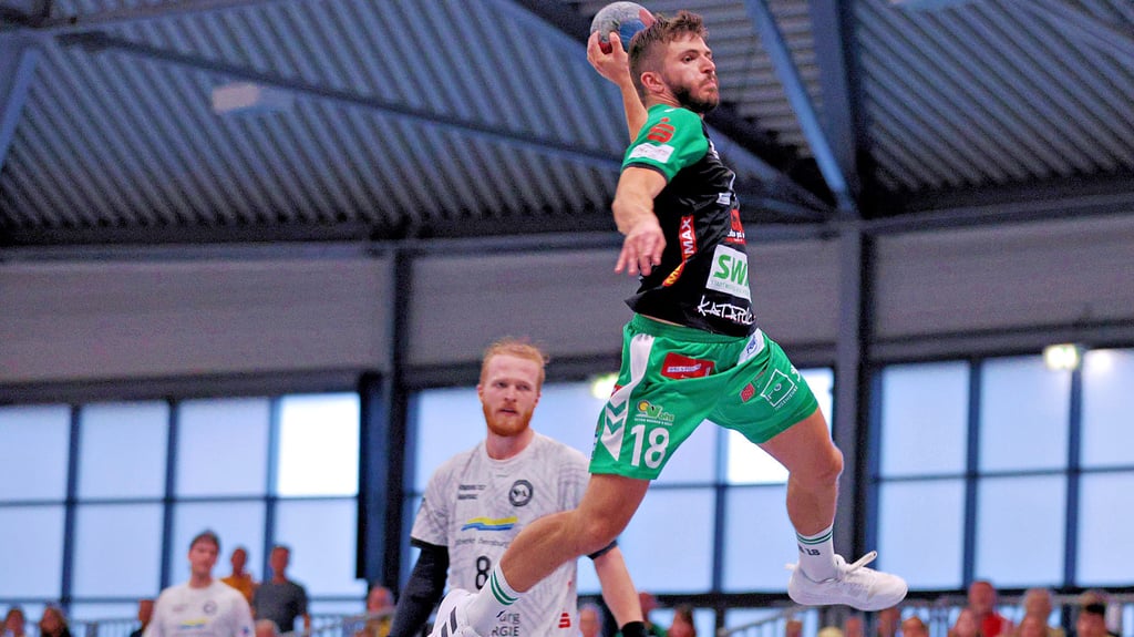 Die Handballer vom HC Aschersleben, hier mit Paul Hoffmann beim Wurf, reisen am Sonnabend zum Auswärtsspiel nach Köthen.