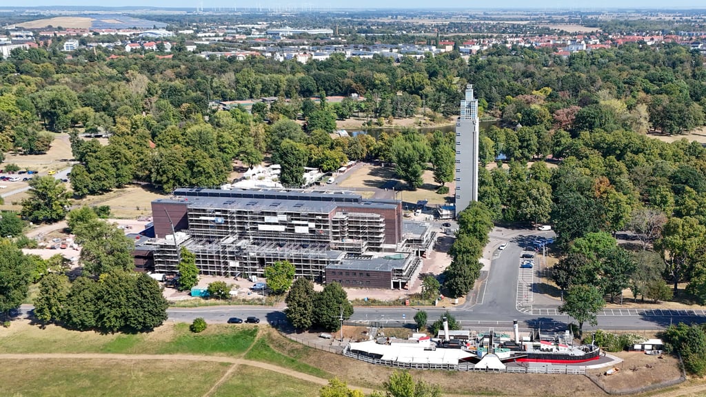 Die Stadthalle und der Albinmüllerturm in Magdeburg werden bald 100 Jahre alt. Das wird 2027 groß mit einem Festival der Moderne gefeiert.