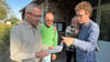 Patrick Williate (links) im Gespräch mit Gedenkstättenleiter Gero Fedtke (rechts). Dem Gespräch folgen Didier Humbert und Jean-Louis Bertrand, der selbst Sohn eines einstigen KZ-Häftlings ist und sich in der Gruppe der 2. Generation in der KZ-Gedenkstätte Langenstein-Zwieberge engagiert.
