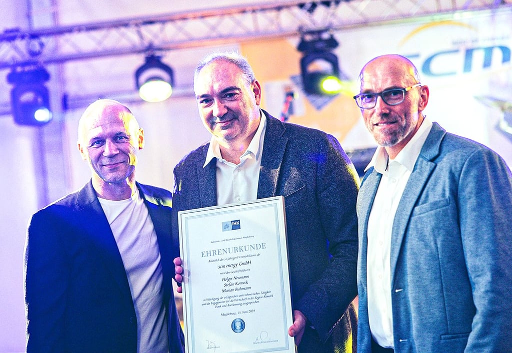 Holger Neumann (von links), Stefan Korneck und Marian Buhmann mit einer Ehrenurkunde zum 20-jährigen Bestehen von der IHK.