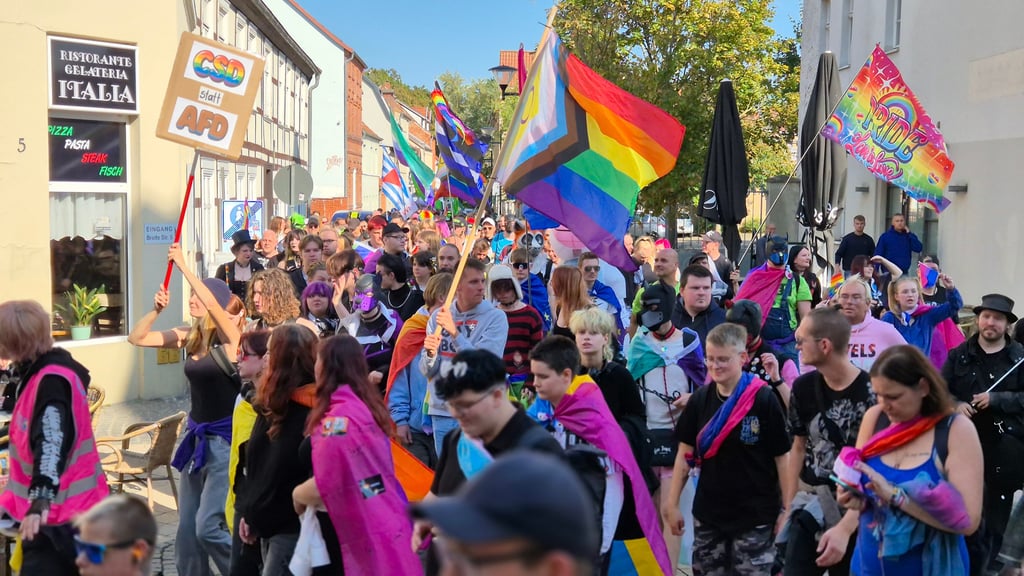 CSD am 27. September in Stendal: Hunderte Teilnehmer der Demonstration bewegen sich durch die Stavenstraße in die Fußgängerzone der Breiten Straße.
