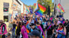 CSD am 27. September in Stendal: Hunderte Teilnehmer der Demonstration bewegen sich durch die Stavenstraße in die Fußgängerzone der Breiten Straße.