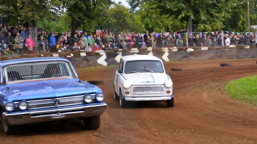 Trabant gegen Buick hieß dieses spannende Duell beim Sandbahnrennen aufdem Mühlenring Nutha.
