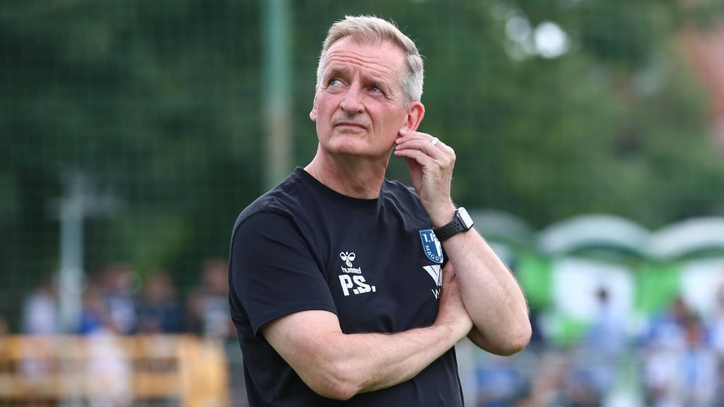 Sorgenvolle Miene: Vor allem die erste Halbzeit wird Trainer Petrik Sander wenig gefallen haben.