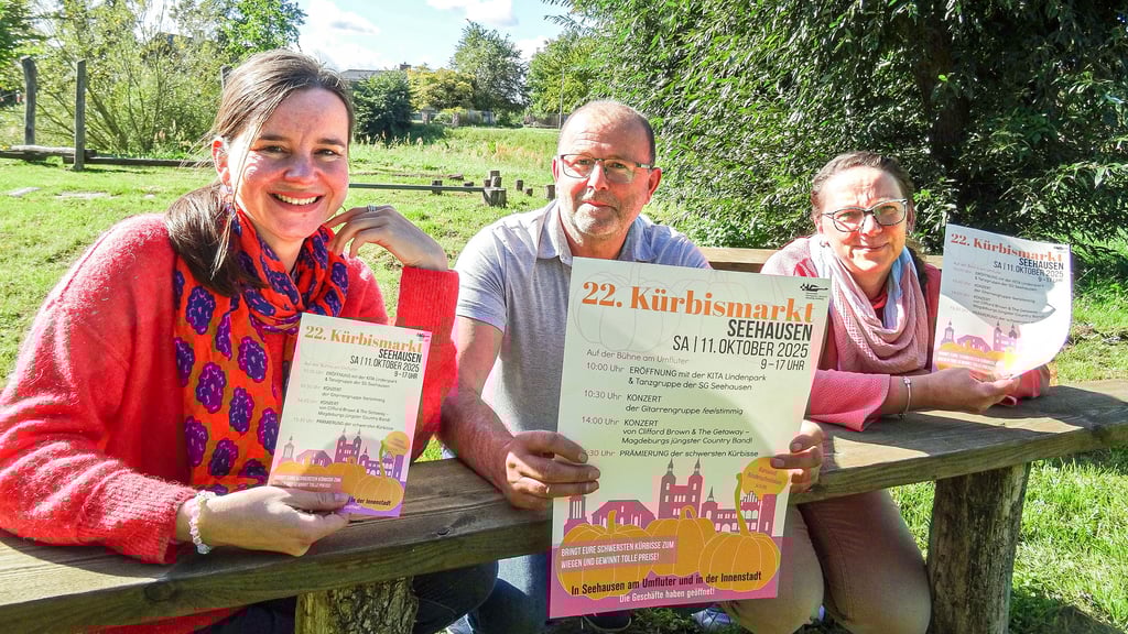 Die Plakate für den Kürbismarkt Seehausen (Altmark) sind fertig. Von links: Doreen Neumann, Jens Rozynek und Corinna Deistler.