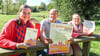 Die Plakate für den Kürbismarkt Seehausen (Altmark) sind fertig. Von links: Doreen Neumann, Jens Rozynek und Corinna Deistler. 