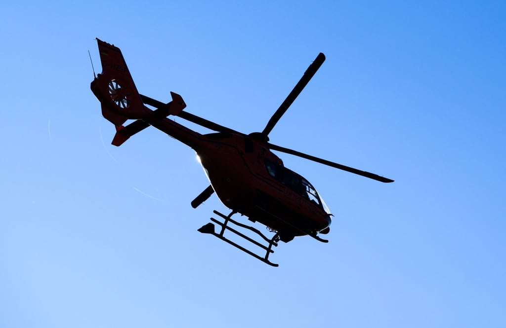 Nach dem Unfall auf der A2 brachte ein Rettungshubschrauber den schwer verletzten Autofahrer in eine Klinik. (Archivbild)