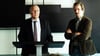 Der damals zuständige Staatsanwalt Gero Schmidt (Harald Krassnitzer, li.) und Ermittler Kai Matzen (Karsten Antonio Mielke, re.) informieren die Presse über den Fund der Leiche.