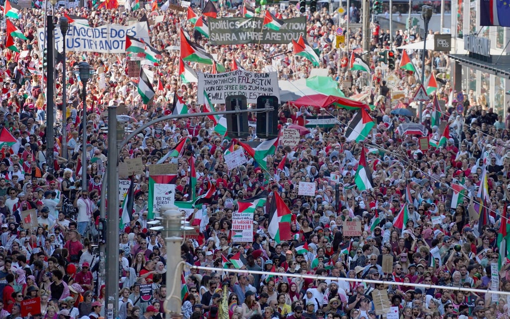 Auch im Juni gab es eine große Gaza-Demo in Berlin. Am Samstag erwarten die Veranstalter zu einer Kundgebung Zehntausende. (Archivbild)