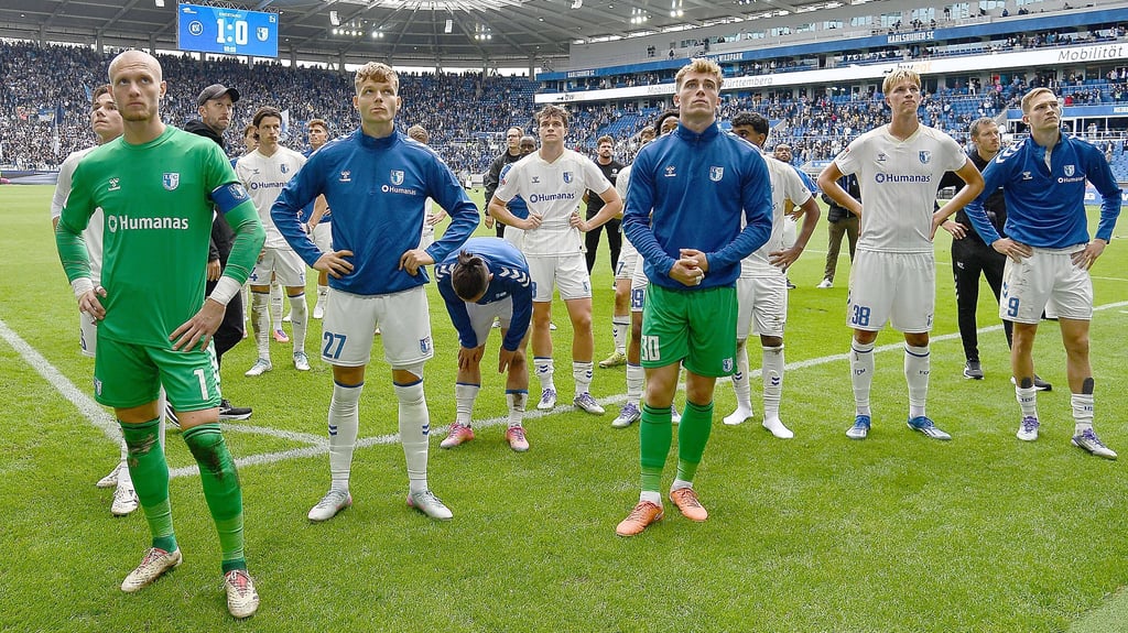 Die mitgereisten Anhänger munterten die Spieler des 1. FC Magdeburg auf.