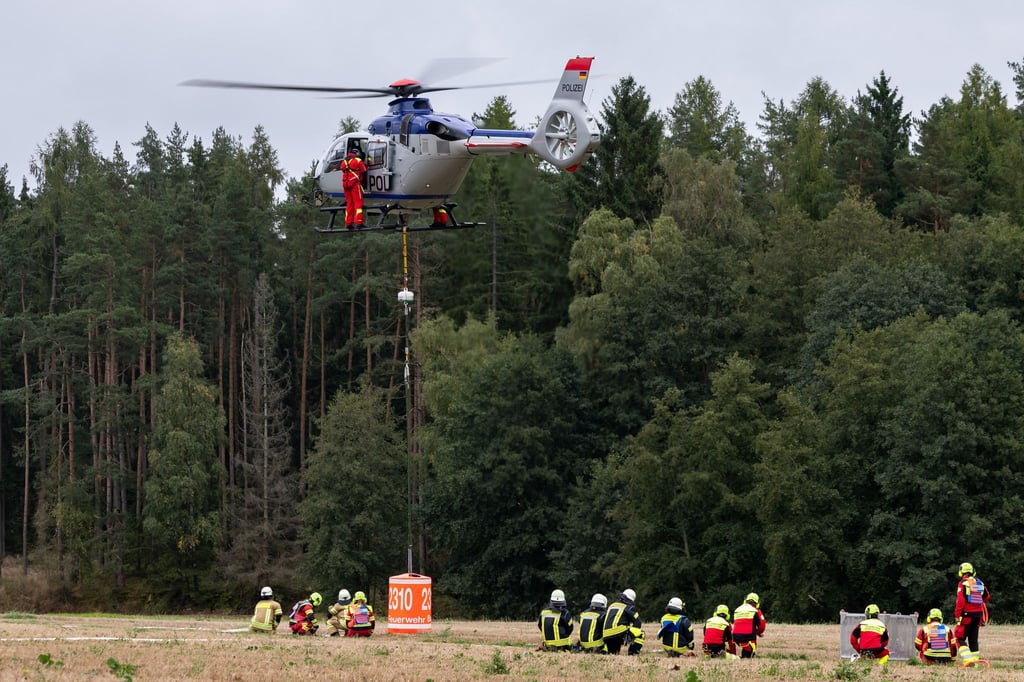 Ein Hubschrauber bei der Übung hebt ab.