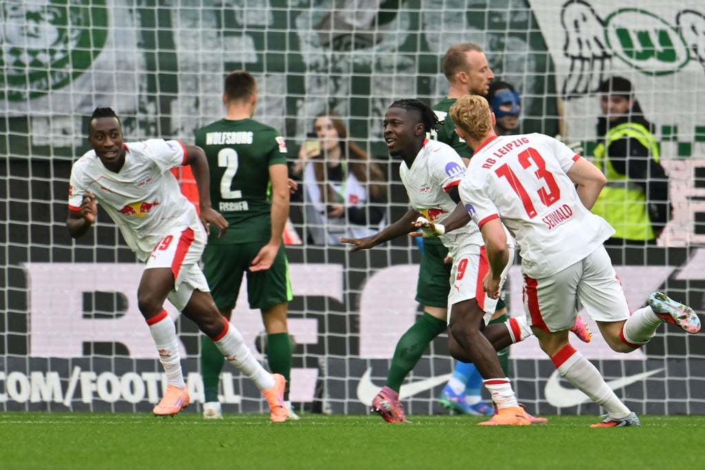 Das 600. Tor der Leipziger Bundesliga-Geschichte: Johan Bakayoko (r) jubelt über das 1:0 in Wolfsburg.
