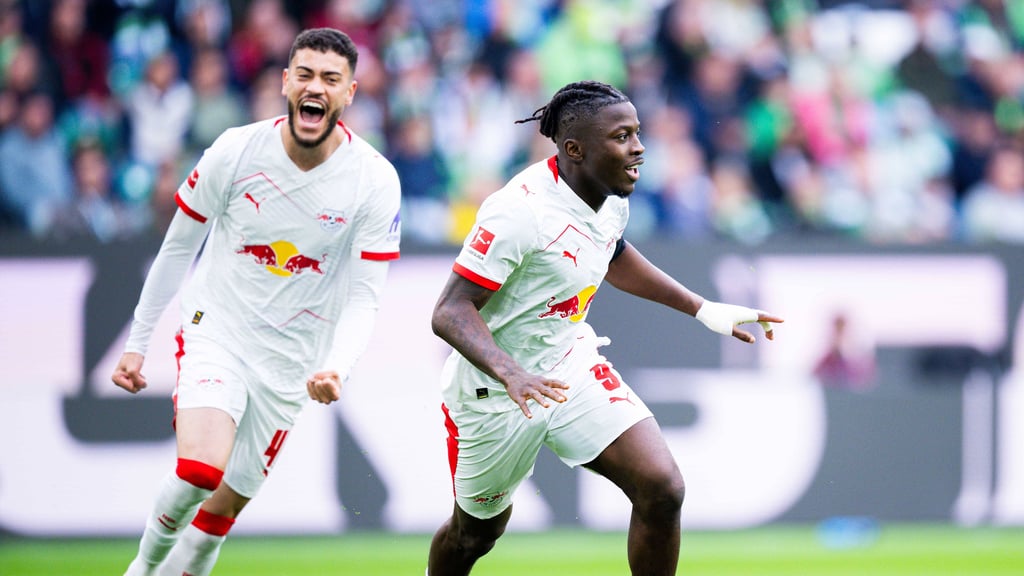 RB-Torschütze in Wolfsburg: Johan Bakayoko nach seinem 1:0, Romulo freut sich mit ihm.