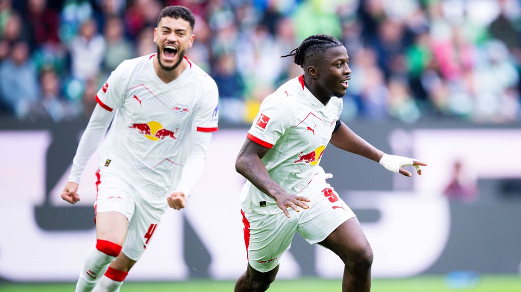 RB-Torschütze in Wolfsburg: Johan Bakayoko nach seinem 1:0, Romulo freut sich mit ihm.