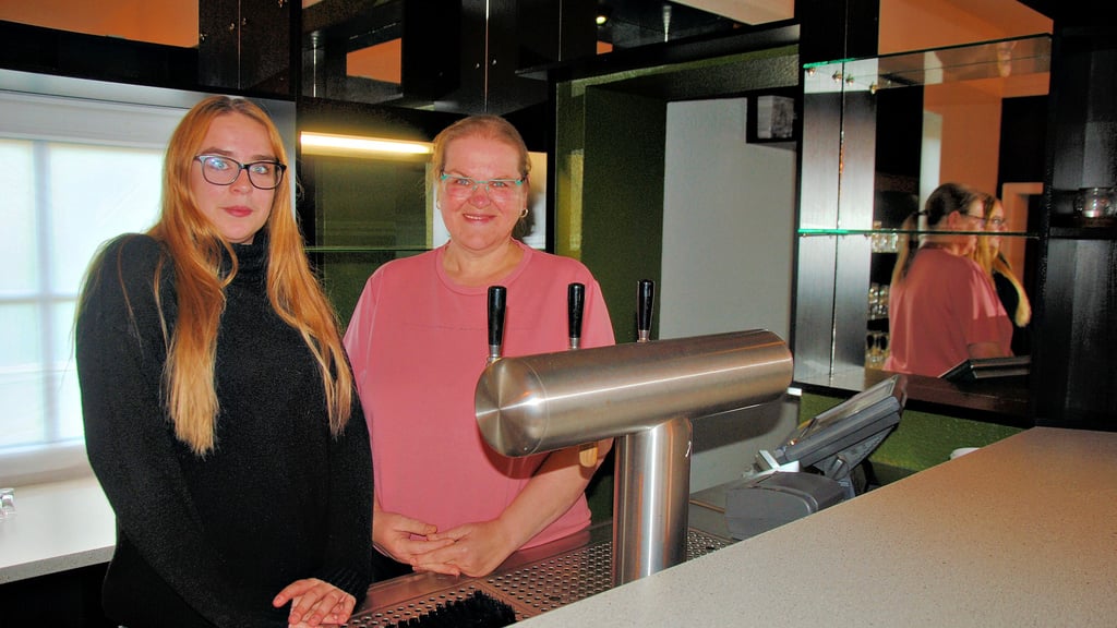 Astrid (rechts) und Sandra Zehl erwecken die Gaststätte im ehemaligen Rohrberger Bahnhof zu neuem Leben erwecken.