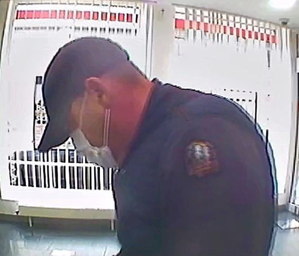 Mann wird in Zörbig gefilmt. Wer kennt diese Person?