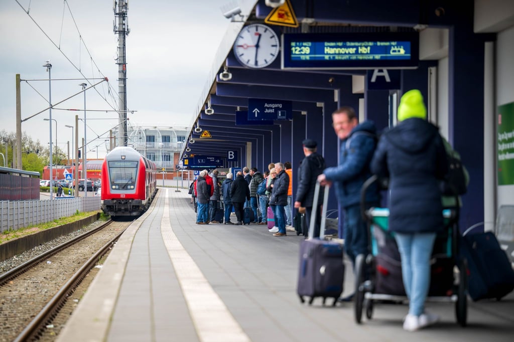 Wegen Bauarbeiten ist Norddeich Mole in den kommenden Wochen nicht per Zug zu erreichen. (Archivbild)