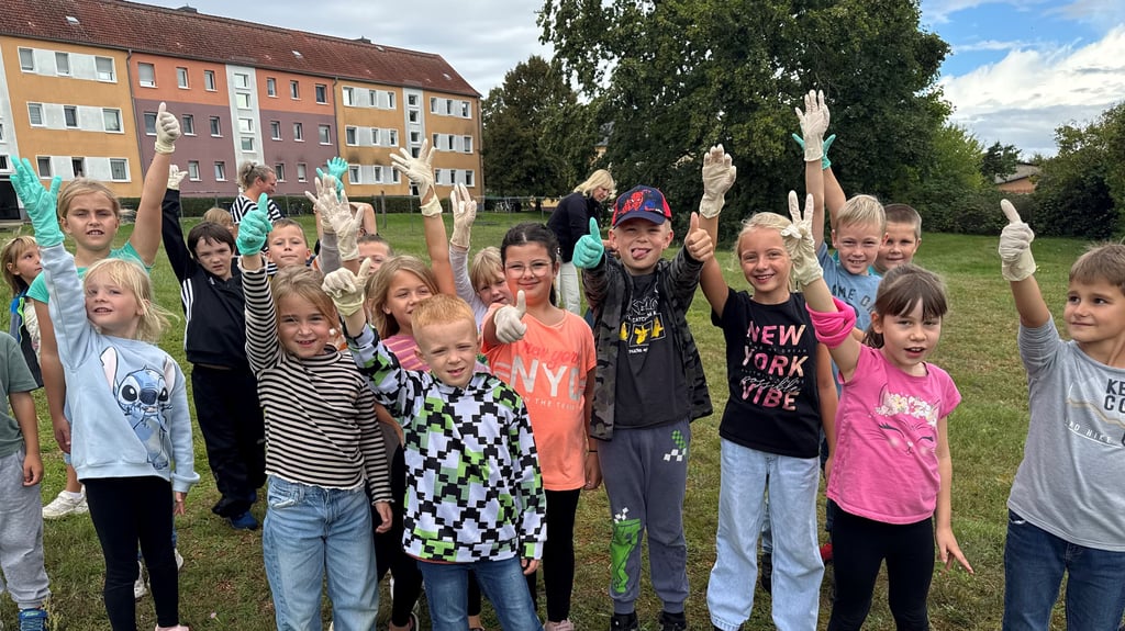 Mit Handschuhen bewaffnet machten sich die Steutzer Grundschüler auf, um gemeinsam Müll zu sammeln.