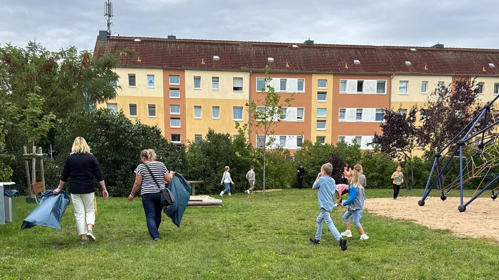 Unter anderem auf dem Steutzer Spielplatz hielten Lehrer und Schüler der Steutzer Grundschule nach Müll Ausschau.