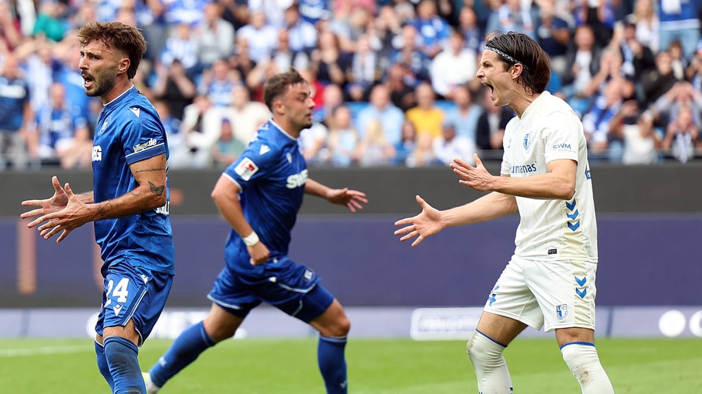 Der 1. FC Magdeburg verliert gegen den Karlsruher SC: Jean Hugonet (re.) ist außer sich.