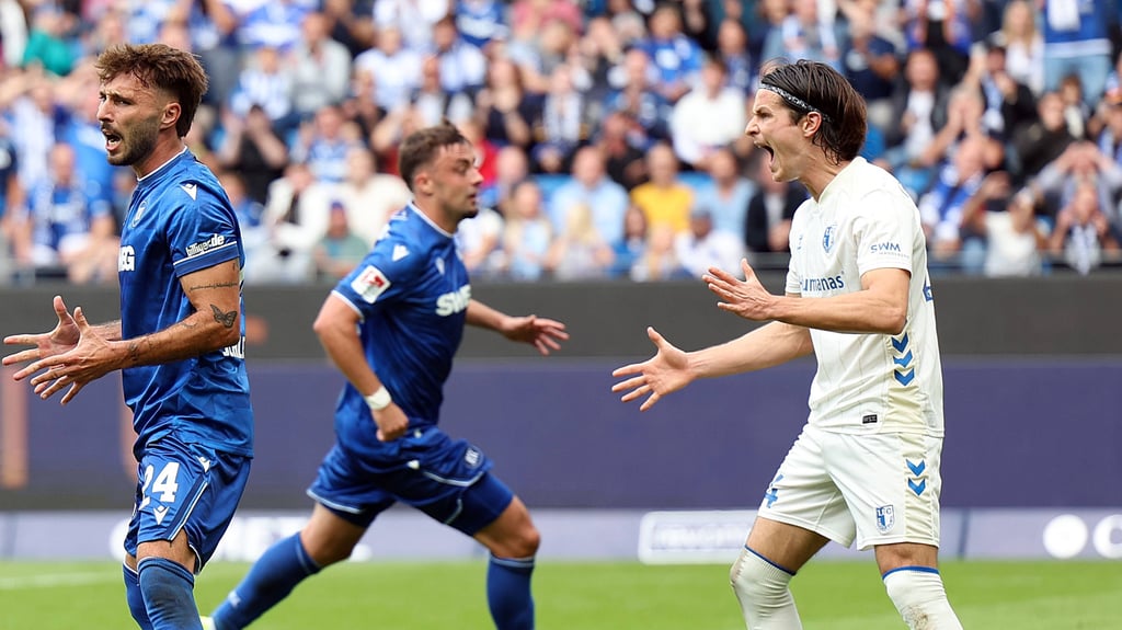 Der 1. FC Magdeburg verliert gegen den Karlsruher SC: Jean Hugonet (re.) ist außer sich.