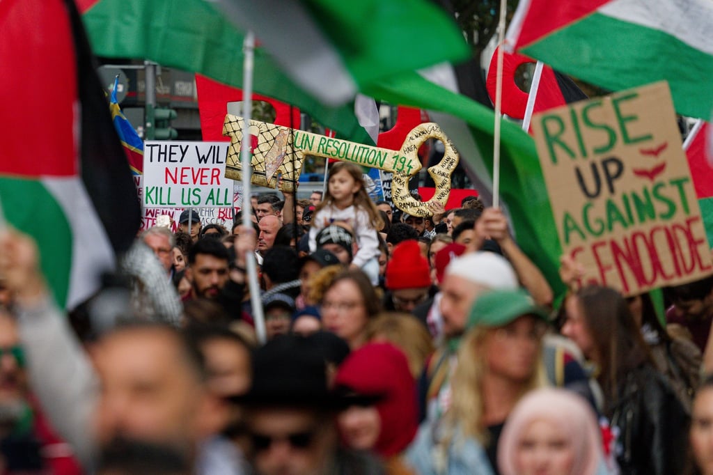 Sehr viele Transparente erhoben den Vorwurf des „Völkermords“, den Israel strikt zurückweist.