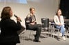 Kristina Ashraf (li.) im Gespräch mit Julija Poljechina  und Liusiena Zinovkin (re.)